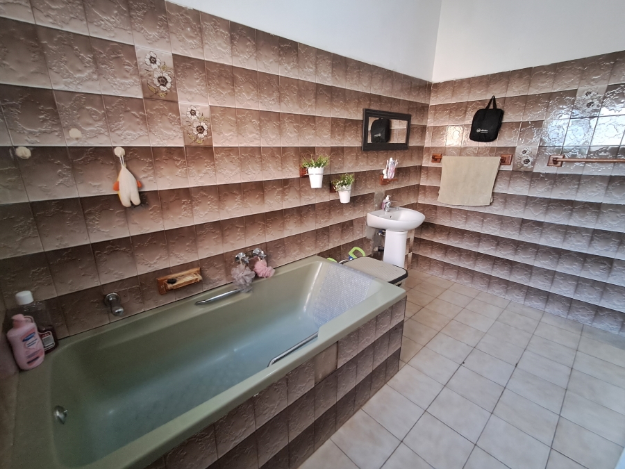 4 Bedroom Property for Sale in Van Riebeeck Hoogte Eastern Cape